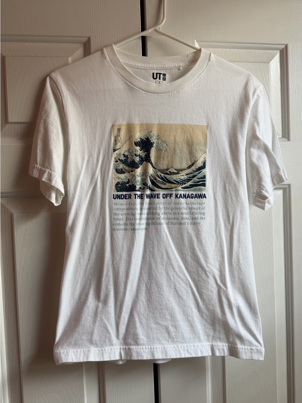 Uniqlo White Tee Under the Wave of Kanagawa Size S